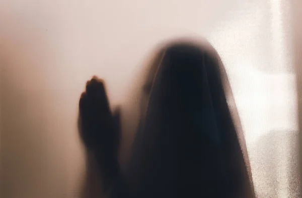 Horror Spookvrouw Bidt Achter Het Matte Glas Halloween Festival Concept — Stockfoto
