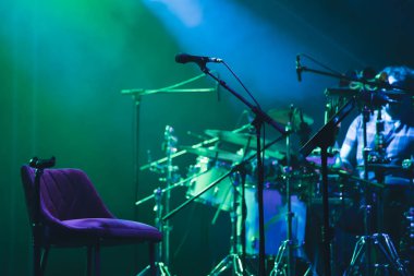 Renkli spot ışıkları ve dumanlı mikrofon. Konser ve tiyatro sahnesi