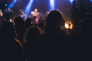 Konserde kalabalık - Parlak renkli sahne ışıkları önünde tezahürat yapan kalabalık