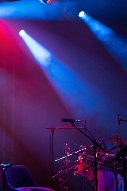 Renkli spot ışıkları ve dumanlı mikrofon. Konser ve tiyatro sahnesi