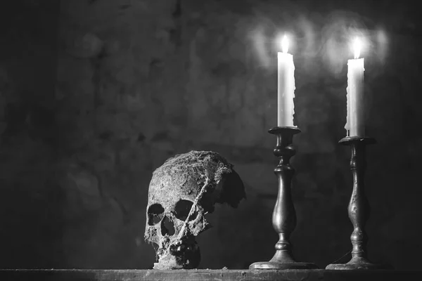 真正的骷髅 黑暗中点着蜡烛 可怕的万圣节壁纸 — 图库照片