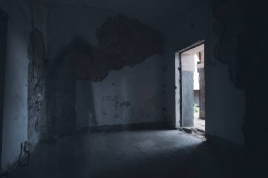 Terk edilmiş, perili bir evde hayalet. Korkunç bir kadın ruhu, cadılar bayramı konsepti..