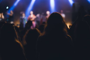Konserde kalabalık - Parlak renkli sahne ışıkları önünde tezahürat yapan kalabalık