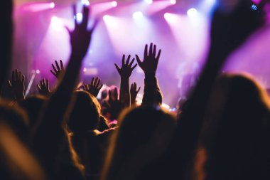 Konserde kalabalık - Parlak renkli sahne ışıkları önünde tezahürat yapan kalabalık