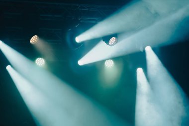 Sahne ışıkları, renkli ışıklar ve duman. Konser ve tiyatro sahnesi