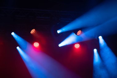 Sahne ışıkları, renkli ışıklar ve duman. Konser ve tiyatro sahnesi