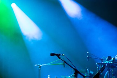 Renkli spot ışıkları ve dumanlı mikrofon. Konser ve tiyatro sahnesi