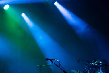 Renkli spot ışıkları ve dumanlı mikrofon. Konser ve tiyatro sahnesi