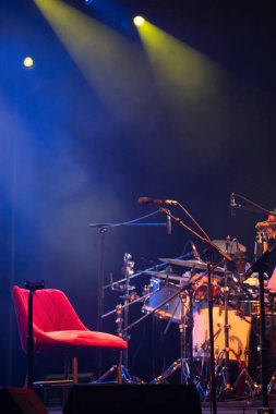 Renkli spot ışıkları ve dumanlı mikrofon. Konser ve tiyatro sahnesi