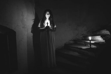 Terk edilmiş, perili bir evde hayalet. Korkunç bir kadın ruhu, cadılar bayramı konsepti..