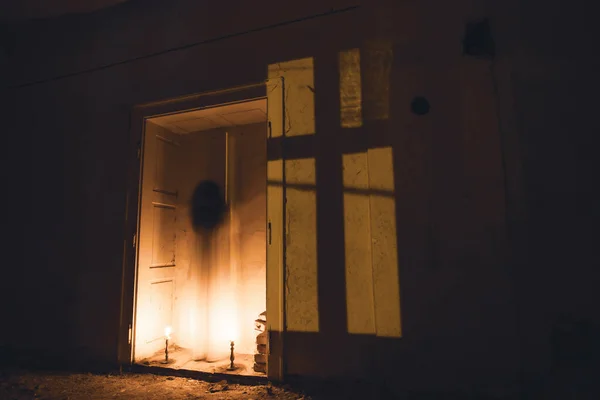 Terk Edilmiş Perili Bir Evde Hayalet Korkunç Bir Kadın Ruhu — Stok fotoğraf