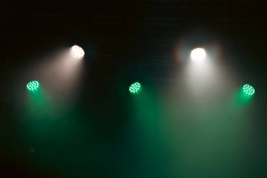 Sahne ışıkları, renkli ışıklar ve duman. Konser ve tiyatro sahnesi