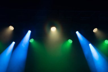 Sahne ışıkları, renkli ışıklar ve duman. Konser ve tiyatro sahnesi