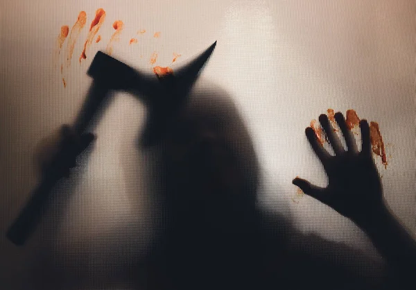 Horror Halloween Háttér Árnyékos Figura Üveg Mögött Kezében Fejsze Vérrel — Stock Fotó