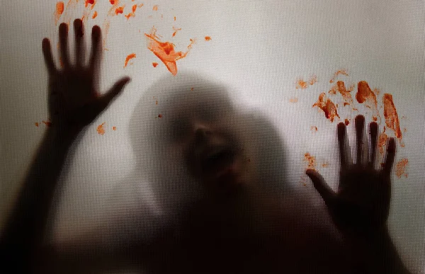 Φρίκη Φάντασμα Κορίτσι Πίσω Από Ματ Γυαλί Ματωμένα Χέρια Απόκριες — Φωτογραφία Αρχείου