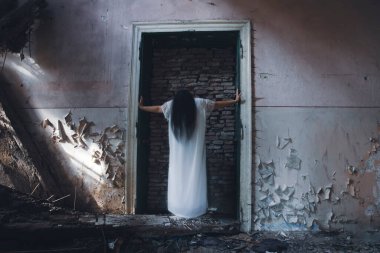 Terk edilmiş, perili bir evde hayalet. Korkunç bir kadın ruhu, cadılar bayramı konsepti..