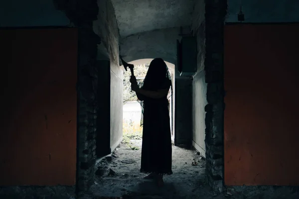 Fantasma Casa Abandonada Assombrada Cena Terror Silhueta Assustadora Segurando Machado — Fotografia de Stock