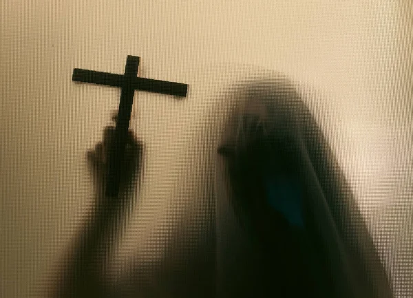 Mulher Fantasma Terror Segurando Uma Cruz Atrás Vidro Fosco Conceito — Fotografia de Stock