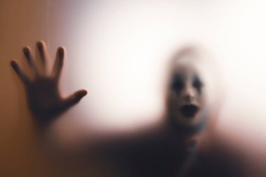 Matte camının arkasındaki korkunç hayalet kadın. Cadılar Bayramı festivali.