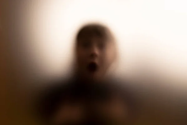 Φρίκη Φάντασμα Κορίτσι Πίσω Από Ματ Γυαλί Απόκριες Φεστιβάλ Έννοια — Φωτογραφία Αρχείου