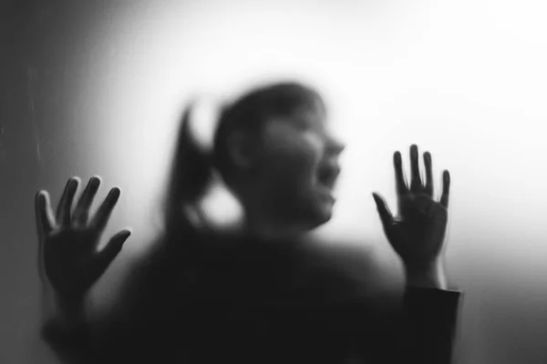 Φοβισμένο Ουρλιαχτό Κορίτσι Πίσω Από Ματ Γυαλί Απόκριες Φεστιβάλ Έννοια — Φωτογραφία Αρχείου