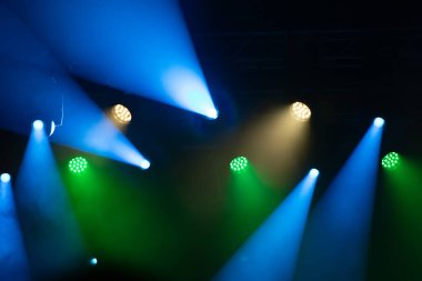 Sahne ışıkları, renkli ışıklar ve duman. Konser ve tiyatro sahnesi