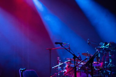 Renkli spot ışıkları ve dumanlı mikrofon. Konser ve tiyatro sahnesi