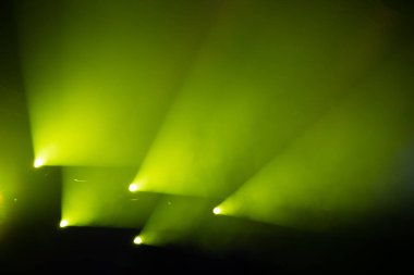 Sahne ışıkları, renkli ışıklar ve duman. Konser ve tiyatro sahnesi