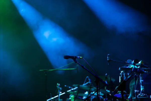 Renkli Spot Işıkları Dumanlı Mikrofon Konser Tiyatro Sahnesi — Stok fotoğraf