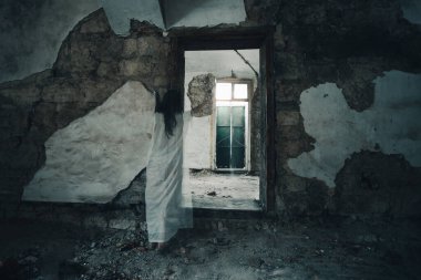 Terk edilmiş, perili bir evde hayalet. Korkunç bir kadın ruhu, cadılar bayramı konsepti..