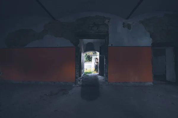 鬼影在废弃的鬼屋里一个黑人寡妇的恐怖精神的恐怖场景 概念之间的隔阂 — 图库照片