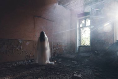 Terk edilmiş, perili bir evde hayalet. Korkunç bir kadın ruhu, cadılar bayramı konsepti..