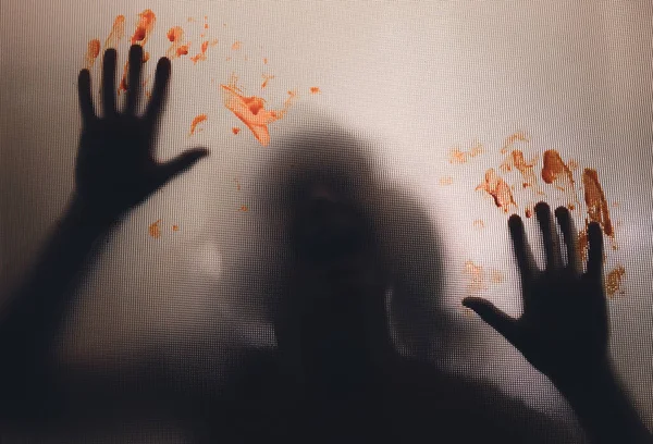 マットガラスの後ろに血の手でホラー幽霊の女の子 ハロウィン祭りのコンセプト — ストック写真