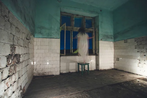 Fantasma Casa Abandonada Assombrada Cena Terror Espírito Assustador Uma Mulher — Fotografia de Stock