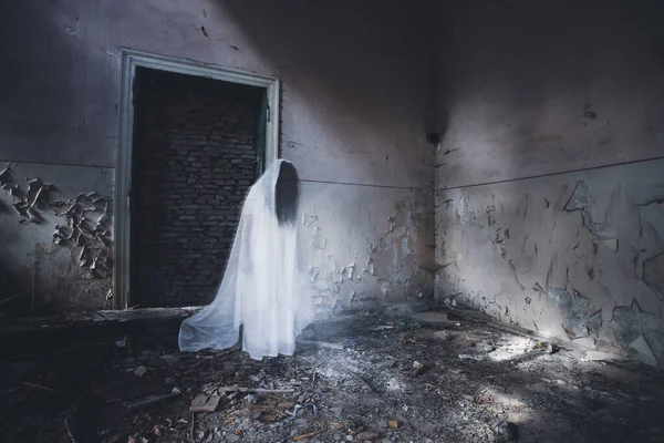 Duch Opuszczonym Nawiedzonym Domu Scena Grozy Straszny Duch Kobiety Koncepcja — Zdjęcie stockowe