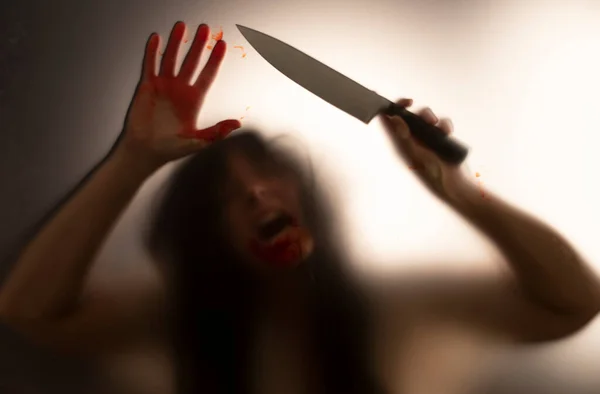 Horror Halloween Hintergrund Schattenhafte Gestalt Hinter Glas Mit Messer Und — Stockfoto