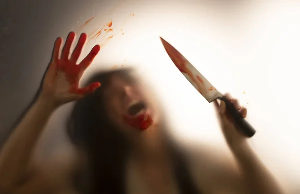 Horror Halloween Hintergrund Schattenhafte Gestalt Hinter Glas Mit Messer Und — Stockfoto