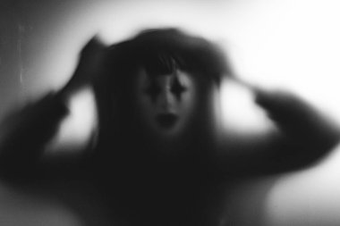 Matte camının arkasındaki korkunç hayalet kadın. Cadılar Bayramı festivali.