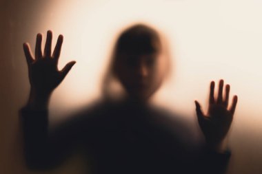 Matte camının arkasındaki korkunç hayalet kız. Cadılar Bayramı festivali.