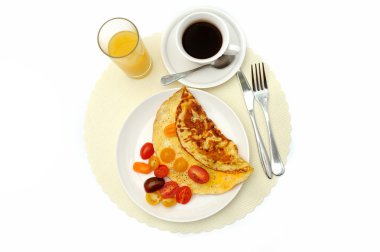 omlet domates, bir bardak portakal suyu ve bir fincan sade kahve