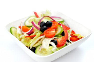 Beyaz arkaplanda yeşil salata