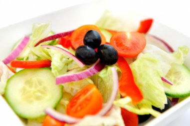 Beyaz arkaplanda yeşil salata