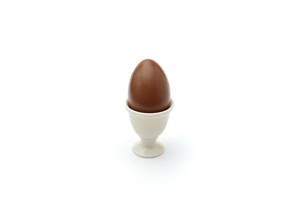 Šťastné Velikonoce zpráva s čokoládové vajíčko v bílém pozadí — Stock fotografie