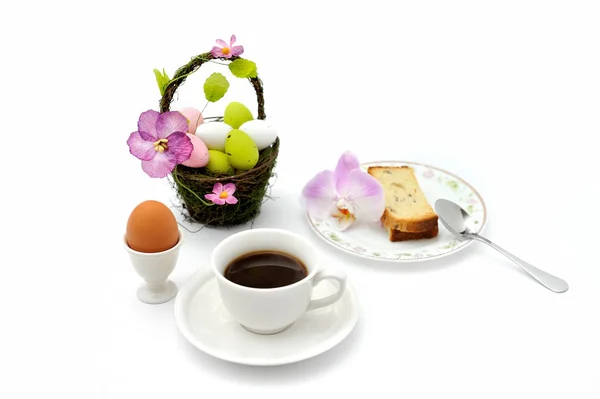 Feliz mensaje de Pascua con huevo de chocolate en fondo blanco —  Fotos de Stock