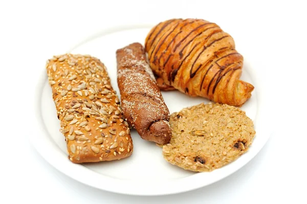 Petit déjeuner pain sur assiette blanche sur fond blanc — Photo