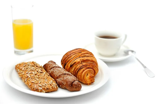 Una taza de café negro, pan de desayuno y un vaso de jugo de naranja —  Fotos de Stock