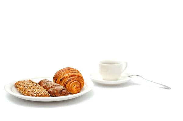 Una taza de café negro y pan de desayuno —  Fotos de Stock