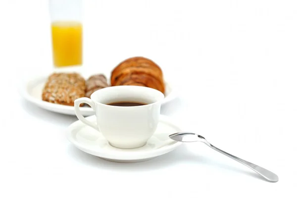 Una taza de café negro, pan de desayuno y un vaso de jugo de naranja —  Fotos de Stock