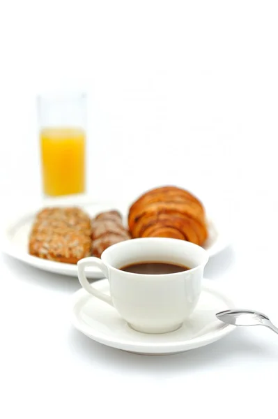 Una tazza di caffè nero, pane per la colazione e un bicchiere di succo d'arancia — Foto Stock