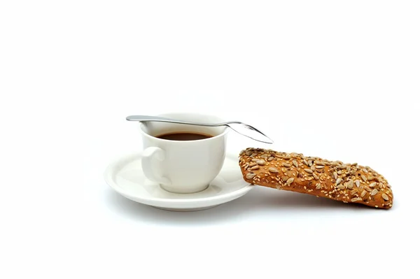 Una taza de café negro y un pedazo de pan de desayuno —  Fotos de Stock